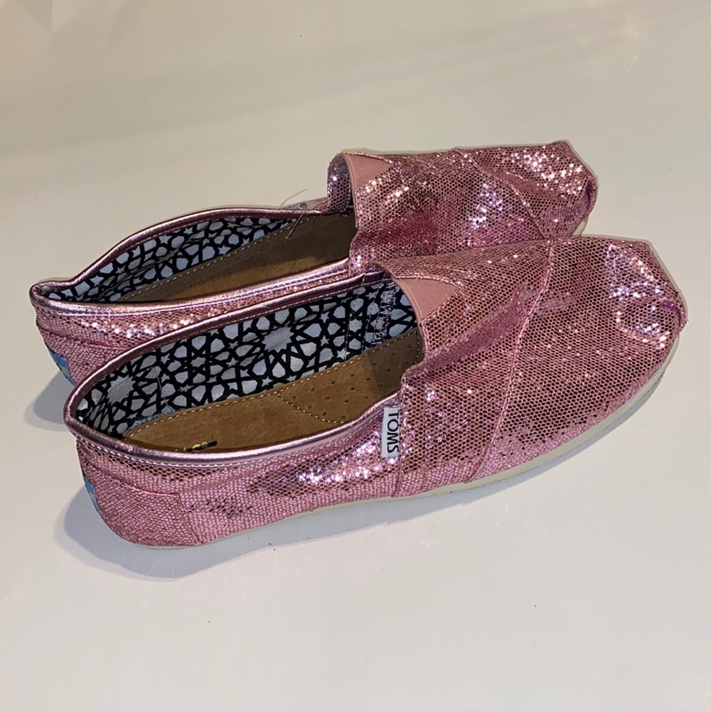 Toms classics NWOT shoes. Gorgeous pink! Such a pity it's a bit too close.